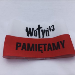 Opaska na ramię Wołyń 43 Pamiętamy, szerokość 38 cm (+/-2 cm) 